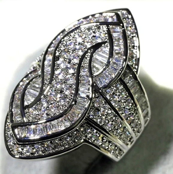 Jewelry - 🎀Shimmering Geometrical Shape Crystal Ring